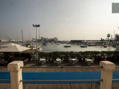 Il nostro tour termina sul retro del teatro, l� dove una terrazzina ci permette di �affacciarci sulla citt��. Ci sono il mare, i gozzi, i moli, N�d�rr�a la lanz, il Barion e in lontananza la torre della Provincia. Una vista che, si spera, potr� essere presto restituita a tutti i baresi